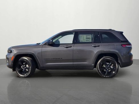 Used 2025 Jeep Grand Cherokee Altitude AWD/4WD image 3