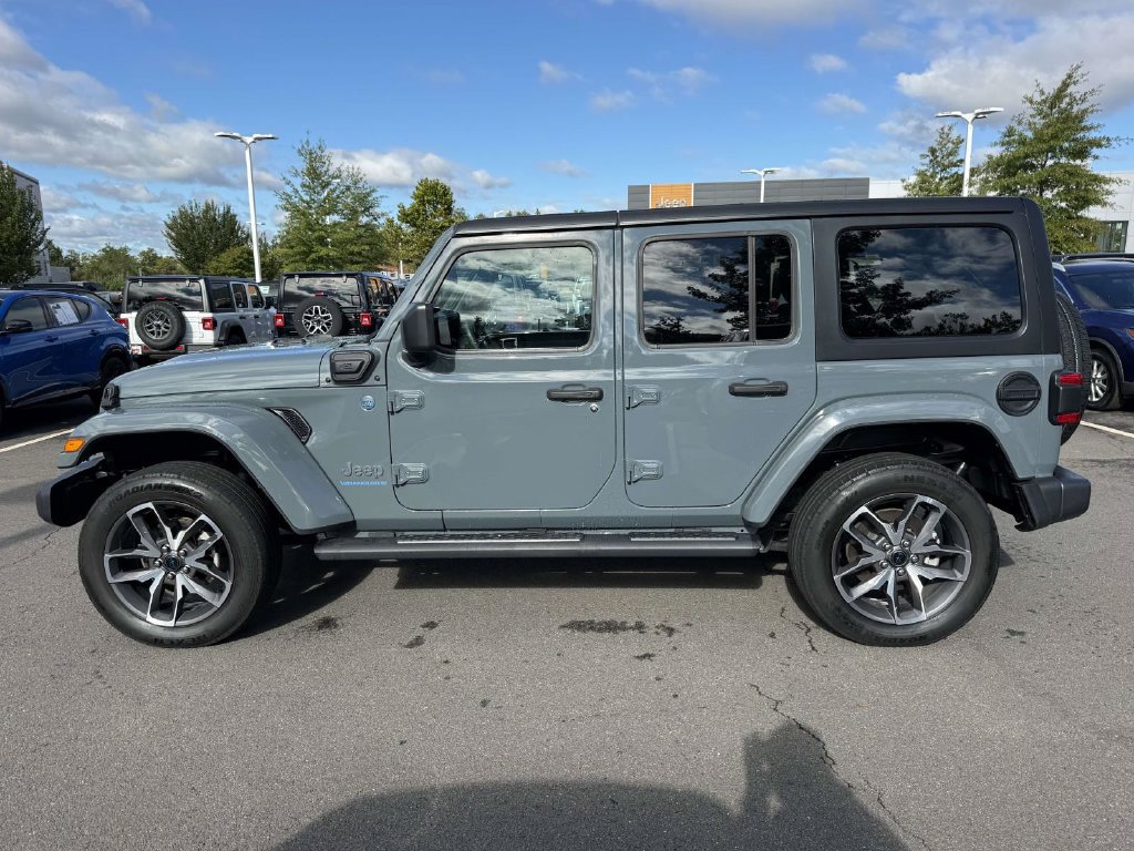 Used 2024 Jeep Wrangler Unlimited w/ Convenience Group AWD/4WD image 4
