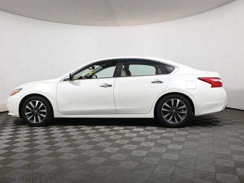 Used 2016 Nissan Altima 2.5 SL w/ Moonroof Package FWD image 2