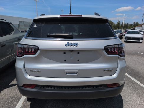 Used 2025 Jeep Compass Latitude AWD/4WD image 3