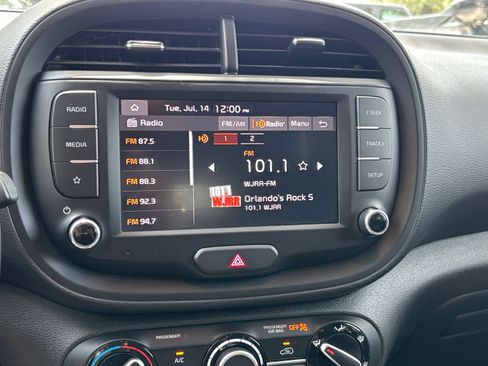 Used 2025 Kia Soul LX w/ LX Technology Package FWD image 19