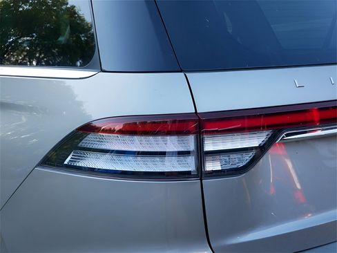 Used 2023 Lincoln Aviator Reserve w/ Equipment Group 201A image 3