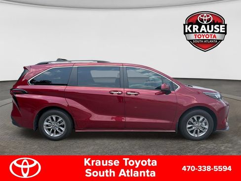 Used 2024 Toyota Sienna XLE FWD image 9