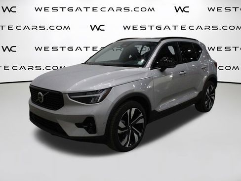 Used 2025 Volvo XC40 B5 Plus image 1