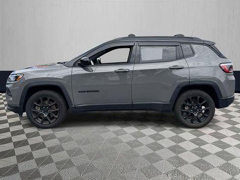 Used 2024 Jeep Compass Latitude w/ Convenience Group AWD/4WD image 3