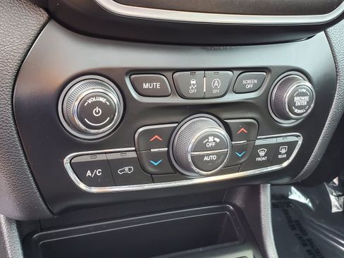 Used 2020 Jeep Cherokee Trailhawk w/ Comfort/Convenience Group AWD/4WD image 23