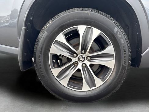 Used 2020 Toyota Highlander XLE AWD/4WD image 41