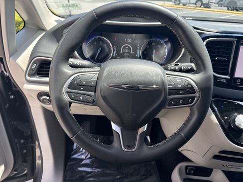 Used 2023 Chrysler Pacifica Touring-L FWD image 18