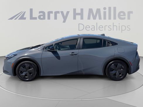 Used 2025 Toyota Prius LE FWD image 2