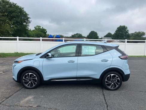 Used 2023 Chevrolet Bolt EUV Premier w/ Sun & Sound Package FWD image 5