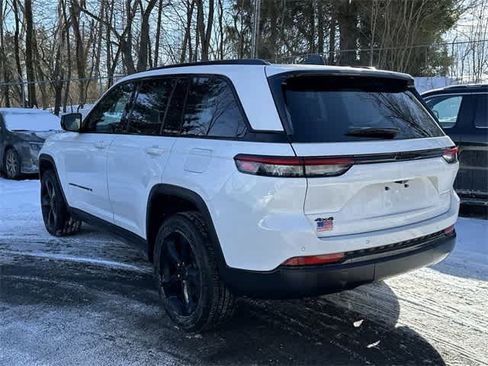 Used 2025 Jeep Grand Cherokee Altitude image 23