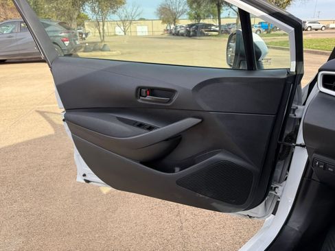 Used 2025 Toyota Corolla LE image 18