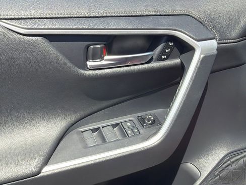Used 2019 Toyota RAV4 Limited AWD/4WD image 16