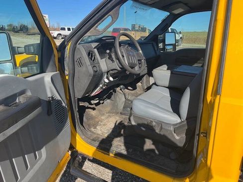 Used 2013 Ford F250 XL w/ Camper Pkg image 6