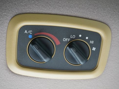 Used 1998 Toyota Sienna XLE image 14