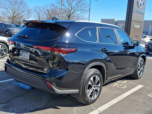 Used 2025 Toyota Highlander XLE image 6