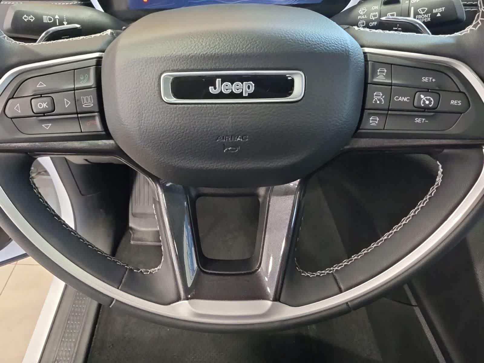 Used 2023 Jeep Grand Cherokee Laredo w/ Luxury Tech Group I AWD/4WD image 24