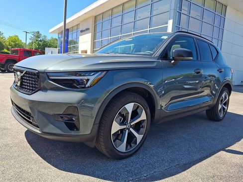 Certified 2026 Volvo XC40 B5 Plus AWD/4WD image 3