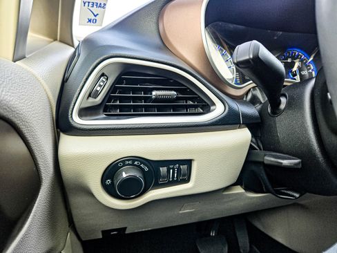 Used 2022 Chrysler Voyager LX image 26