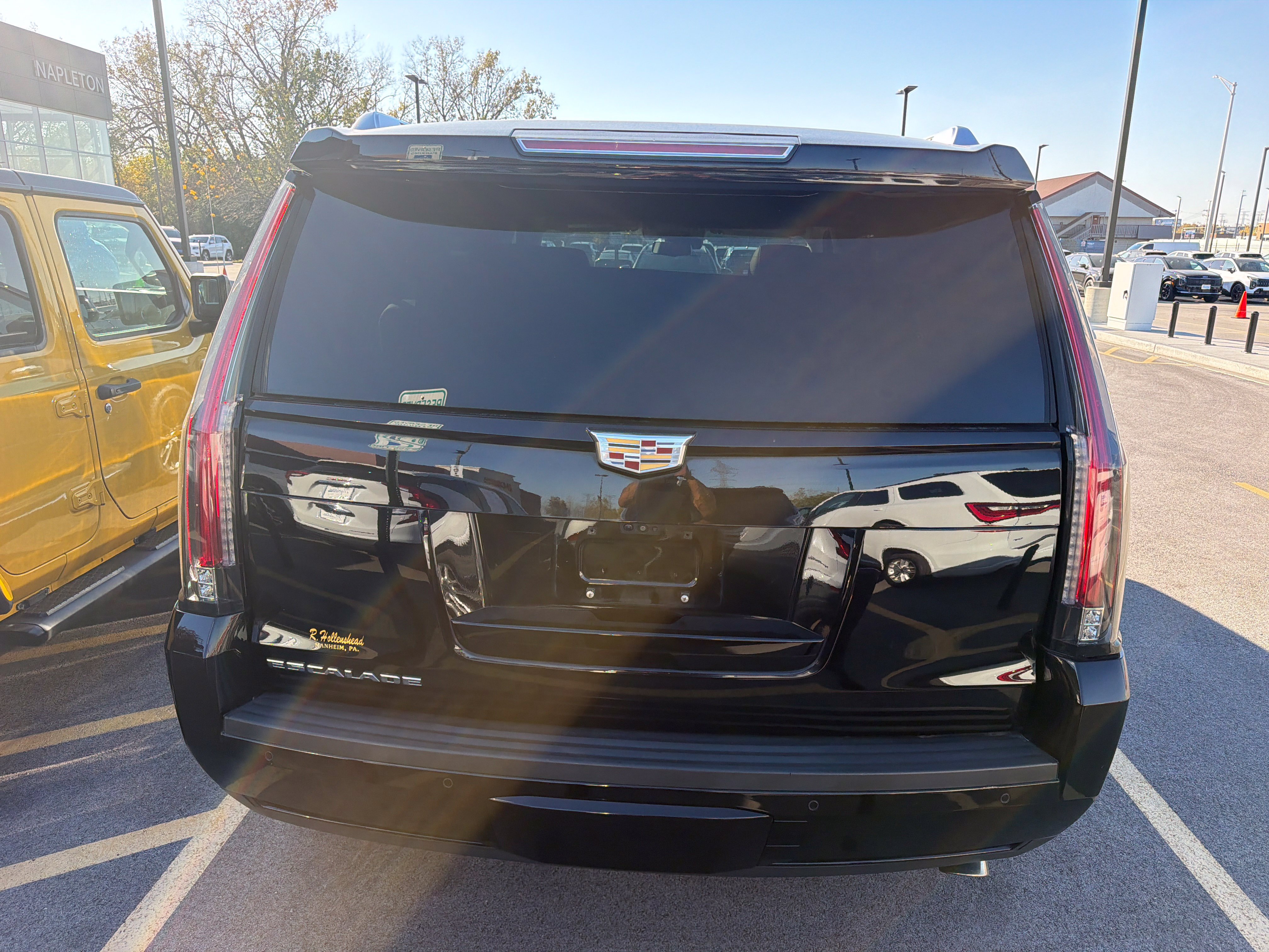 Used 2020 Cadillac Escalade Luxury w/ Escalade Sport Edition AWD/4WD image 5