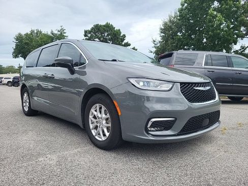 Used 2023 Chrysler Pacifica Touring-L w/ Uconnect Theater Family Group FWD image 1