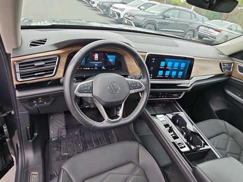 Certified 2024 Volkswagen Atlas SE FWD image 18