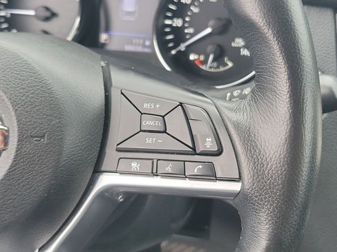 Used 2018 Nissan Rogue SV w/ Premium Package image 16