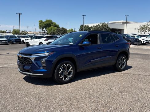 Used 2024 Chevrolet Trax LT FWD image 2