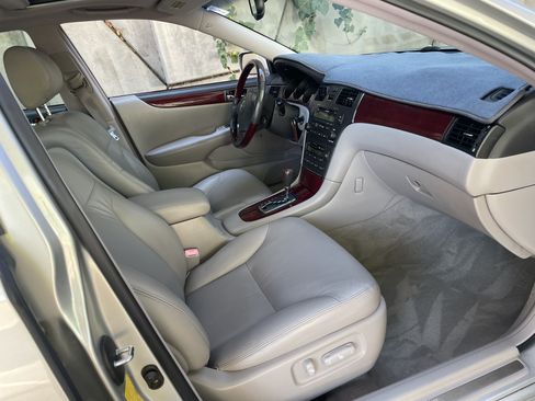 Used 2004 Lexus ES 330 w/ Premium Pkg FWD image 10