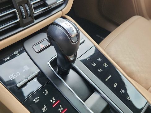 Used 2023 Porsche Macan image 14