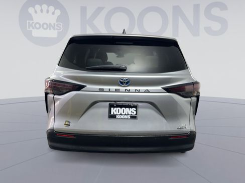 Used 2023 Toyota Sienna LE image 5