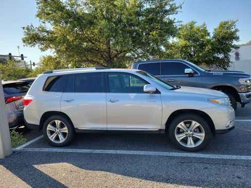 Used 2012 Toyota Highlander Limited w/ Tow Pkg AWD/4WD image 9