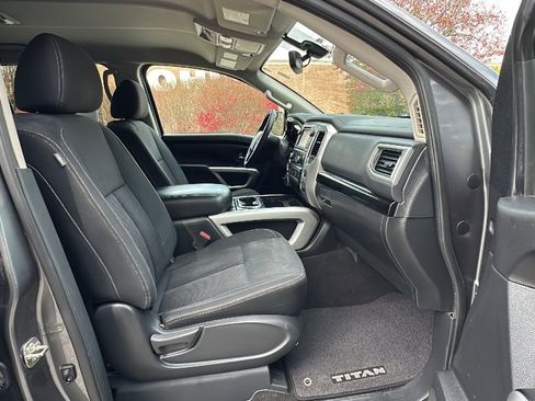 Used 2018 Nissan Titan SV w/ SV Convenience Package image 24