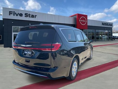 Used 2025 Chrysler Pacifica Select FWD image 6