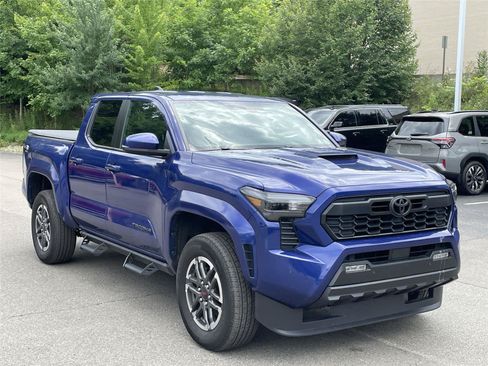 Used 2024 Toyota Tacoma TRD Sport w/ TRD Sport Upgrade Package AWD/4WD image 7