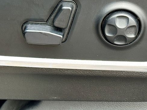Used 2019 RAM 1500 Laramie AWD/4WD image 24