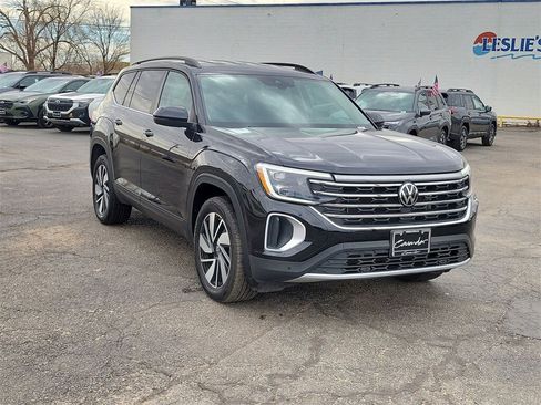 Used 2025 Volkswagen Atlas SE image 2