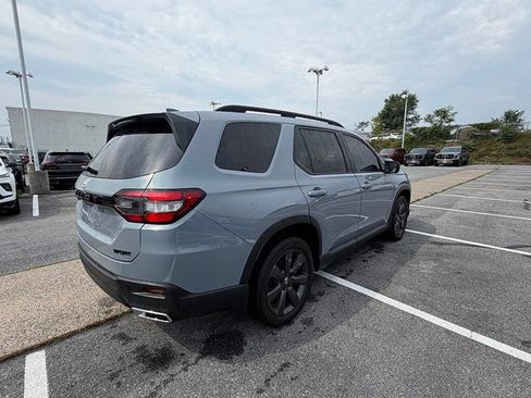Used 2025 Honda Pilot Sport image 3