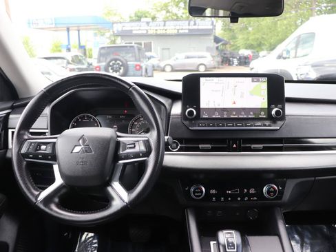 Used 2024 Mitsubishi Outlander FWD image 19