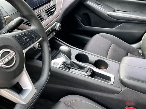 Used 2025 Nissan Altima 2.5 SV FWD image 15
