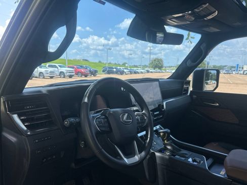 Used 2024 Lexus GX 550 w/ Accessory Package (2T) AWD/4WD image 12