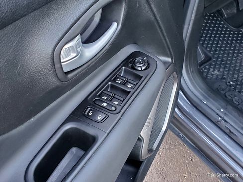 Used 2023 Jeep Renegade Latitude w/ Premium Group image 19