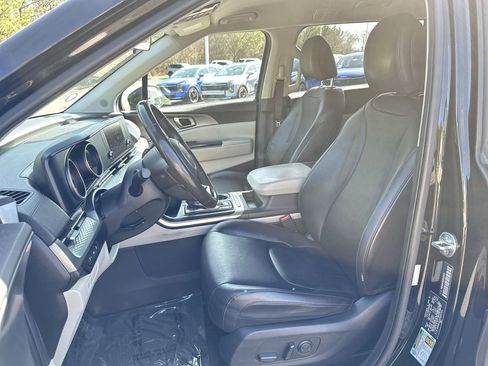 Used 2023 Kia Carnival LX image 13