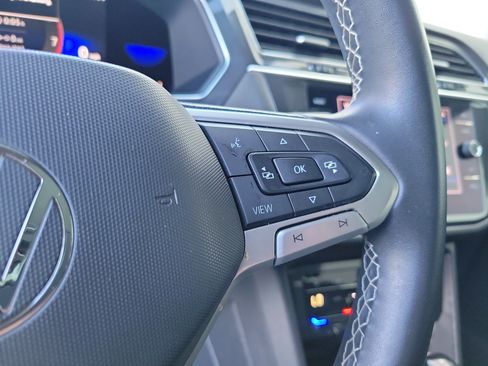 Used 2022 Volkswagen Tiguan SE w/ Panoramic Sunroof Package FWD image 27