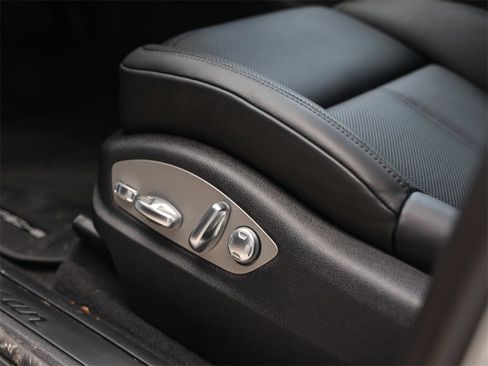 Certified 2025 Porsche Macan image 12