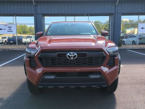 Used 2025 Toyota Tacoma TRD Off-Road w/ TRD Off Road Upgrade Package AWD/4WD image 2