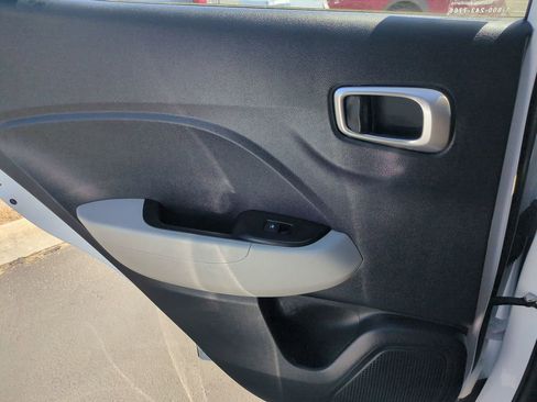 Used 2025 Hyundai Venue SEL FWD image 25