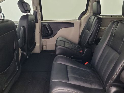 Used 2016 Chrysler Town & Country Touring-L w/ Driver Convenience Group image 18