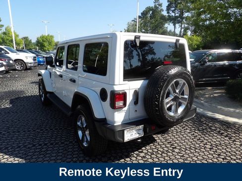 Used 2018 Jeep Wrangler Unlimited Sahara AWD/4WD image 8