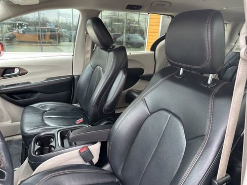 Used 2017 Chrysler Pacifica Touring-L image 21
